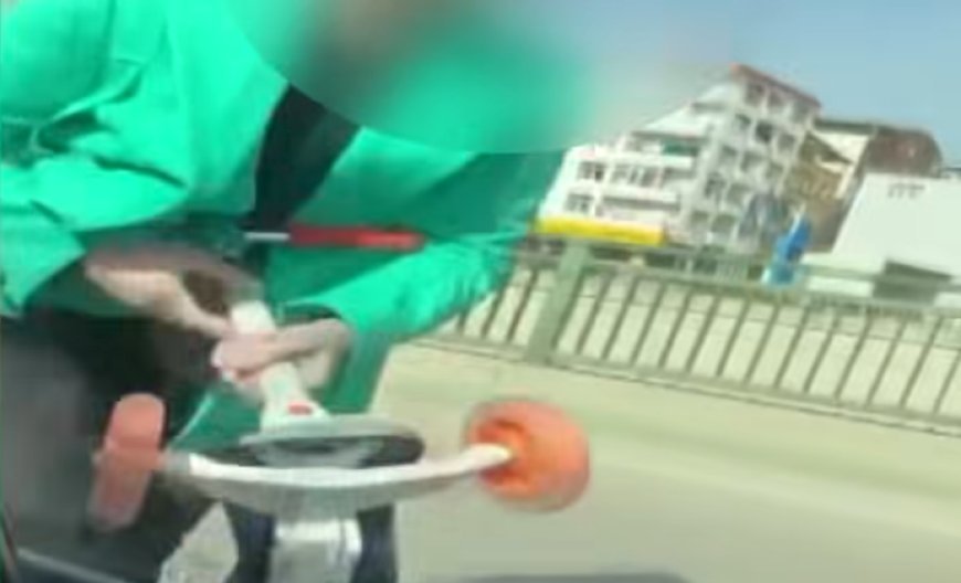 Bursa’da bir kadın sürücü, yol vermediğini öne sürdüğü kişinin aracına çocuk scooter’ıyla saldırdı.